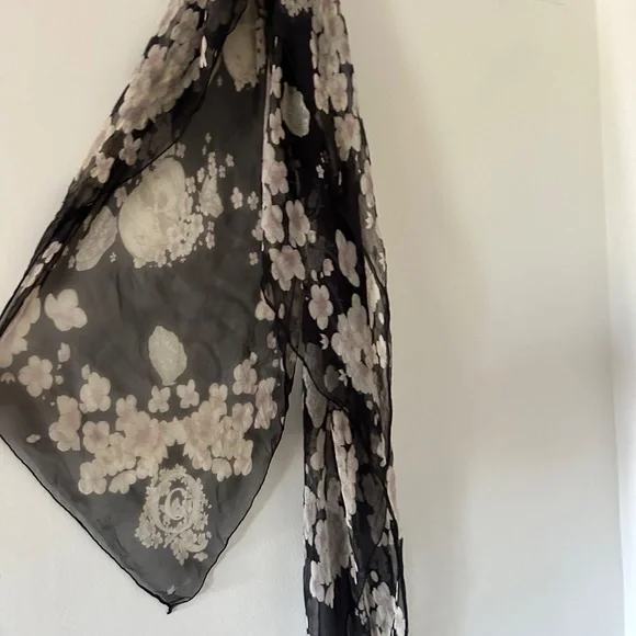 Alexander McQueen Black semi-sheer floral skull print scarf - Picture 3 of 9